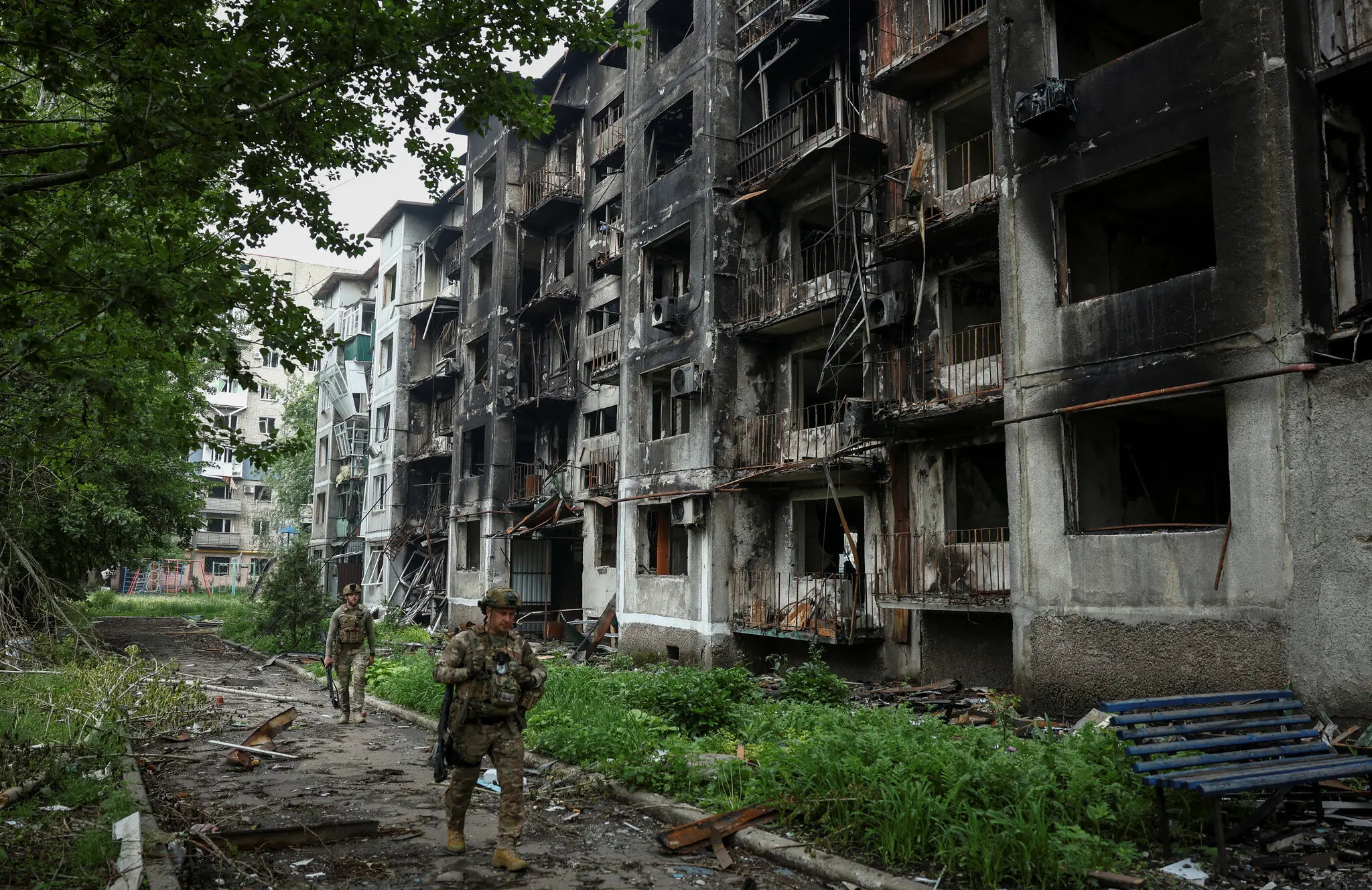 Бійці підрозділу «Білі ангели» у складі українських поліцейських, які минулого тижня евакуювали людей з прифронтових міст і сіл у Донецькій області.